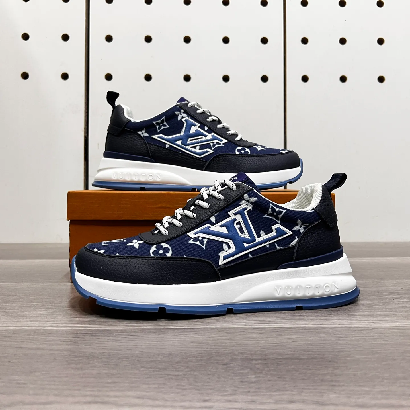 Factory price: 438💰LVZhe's new casual sports shoes for men👉 👉 Fashionable and versatile, 💞 simple and elegant style, 🔊 The fabric is made of imported cowhide with original fabric, ☑️Sheepskin feet inside, original wear-resistant rubber outsole, exclusive new style, actual shot, three colors available, code number: 38-44, (45 can be customized)